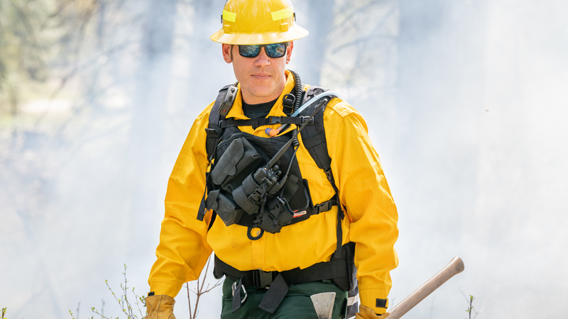 Hvorfor er brannmenn uniformer gule?